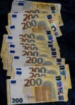 Premium counterfeit €200 notes with holographic strips and watermarks