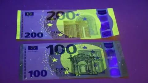 Buy high-quality 100 and 200 Euro counterfeit Euro notes online.